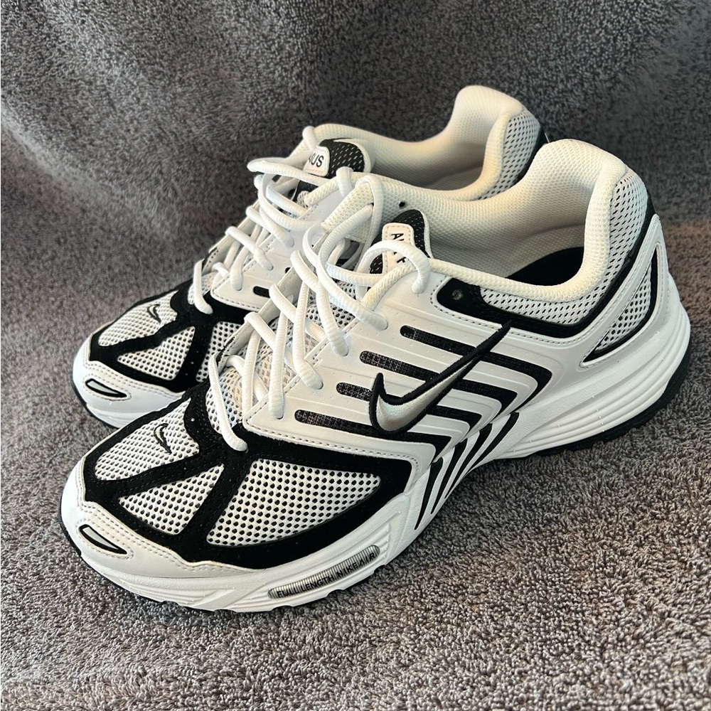 Nike White and Black Sneakers